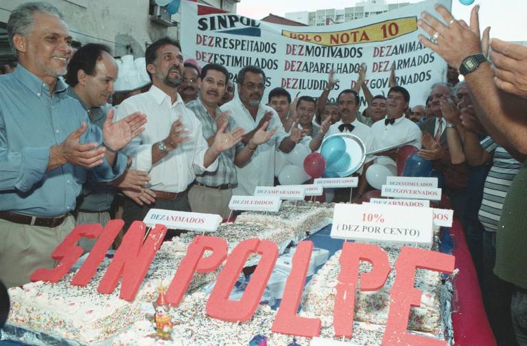 Policiais civis de Pernambuco comemoram com bolo os trinta dias de greve da categoria, em 2001, após interditarem rua no centro de Recife. O bolo foi servido para cerca de 3000 pessoas que estavam no local por três policiais vestidos de garçom, em alusão ao reajuste oferecido pelo governo do Estado, classificado pelos policiais como "gorjeta"