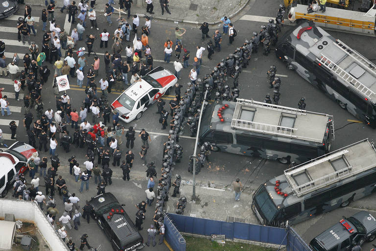 Policiais civis em greve em frente a policiais militares do Choque após confronto, no Morumbi, próximo ao Palácio dos Bandeirantes, em São Paulo