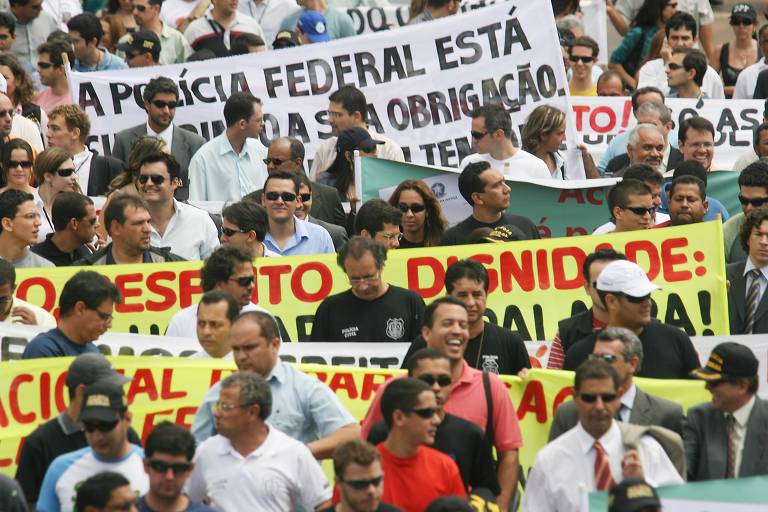 Em 2007, policiais civis e federais fazem protesto reivindicando reajuste salarial, em Brasília