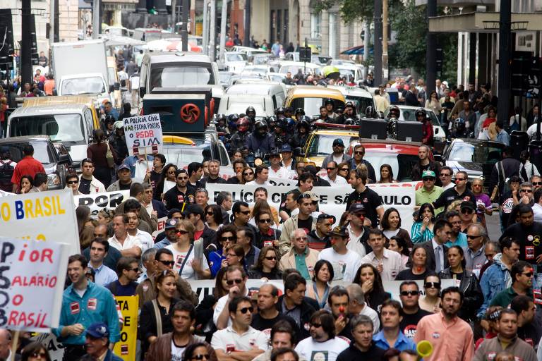 Policiais em protesto no centro de São Paulo (SP), em 2008. Eles foram até a Secretaria da Segurança Pública no oitavo dia de greve da Polícia Civil