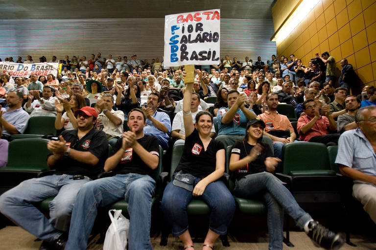 Cerca de 500 policiais civis em greve se reuniram em frente a Assembleia Legislativa de São Paulo, em 2008. Eles reivindicavam reajuste de 15% imediatos e mais duas parcelas de 12% nos próximos dois anos