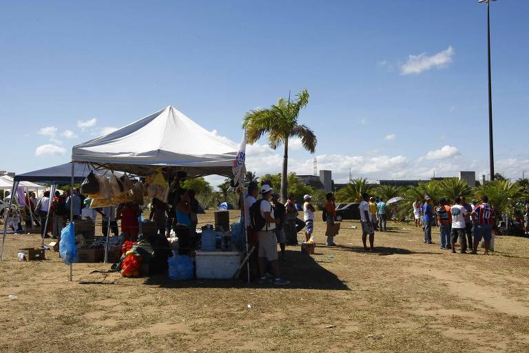 Policiais Militares com mantimentos, acampados do lado de fora do prédio da Assembleia Legislativa da Bahia, ocupado por grevistas