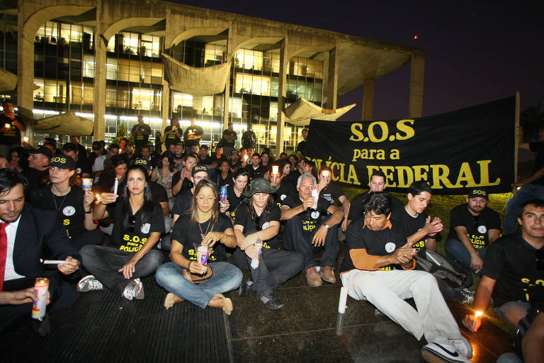 Policiais federais em greve fazem protesto em frente ao Ministério da Justiça. Eles carregaram um piano durante a manifestação e o tocaram em frente ao ministério