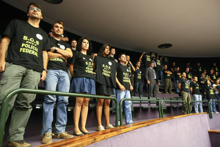 Policiais federais em greve na galeria do plenário da Câmara dos Deputados, em setembro de 2012