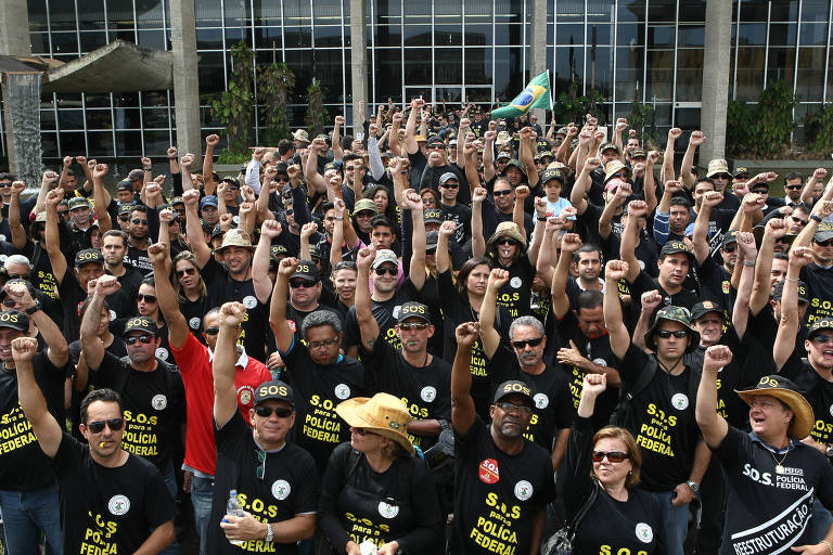 Policiais federais reunidos no Ministério da Justiça após lideranças participarem de reunião com o governo
