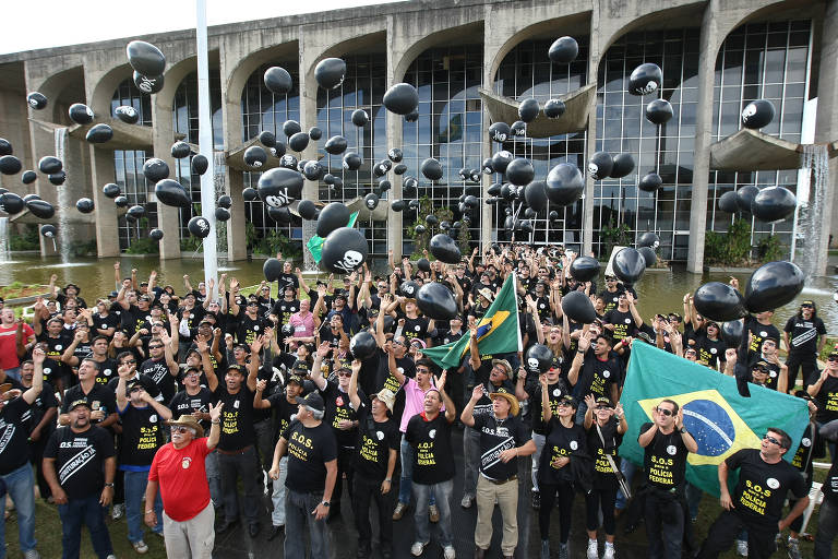 Já em greve, policiais federais protestam em frente ao Ministério da Justiça, em Brasília (DF), em agosto de 2012. Eles anunciaram a operação padrão "Quinta Negra" nos portos e aeroportos
