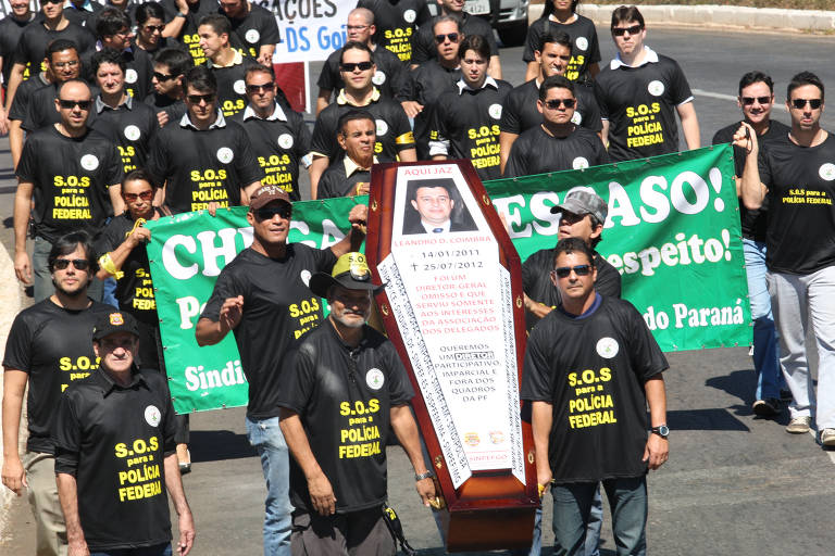 Escrivães, agentes e papiloscopistas da Polícia Federal fazem protesto em Brasília em julho de 2012. Eles caminharam com um caixão para simbolizar um enterro simbólico do diretor da Policia Federal, Leandro Daiello