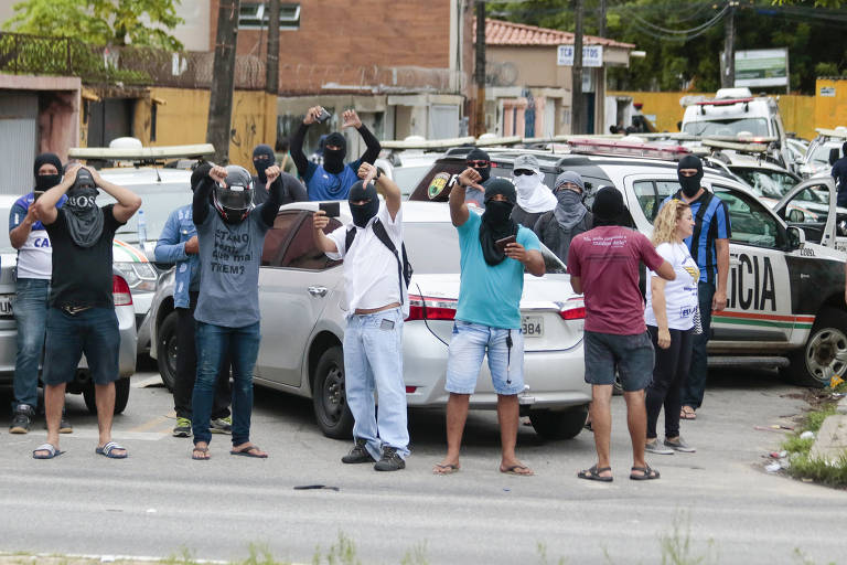 Encapuzados, policiais cearenses amotinados fazem protesto contra proposta de reajuste salarial