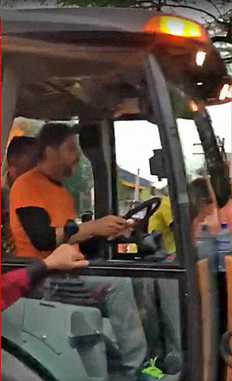 Cid Gomes pilota uma retroescavadeira para tentar furar um bloqueio feito pelos policiais