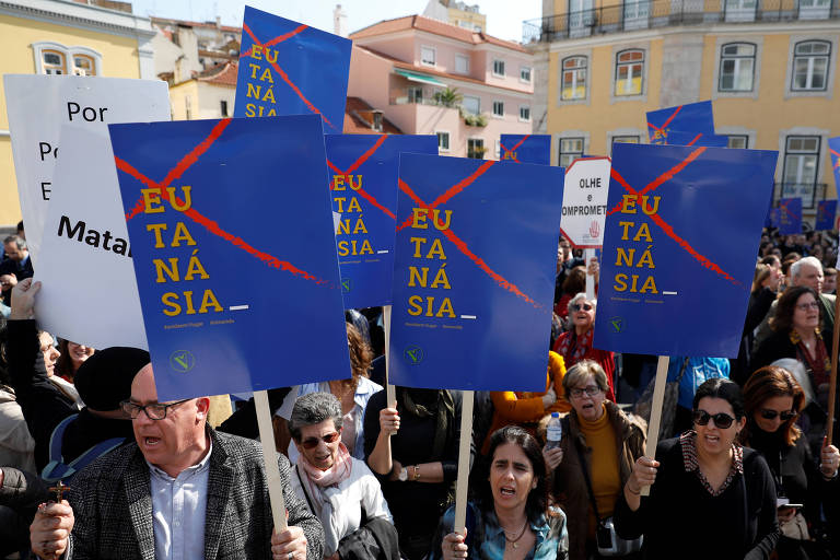 Manifestantes protestam contra a eutanásia, perto do Parlamento em Lisboa