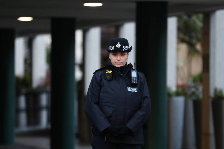 Policial próxima à Mesquita Central de Londres, onde um homem foi esfaqueado