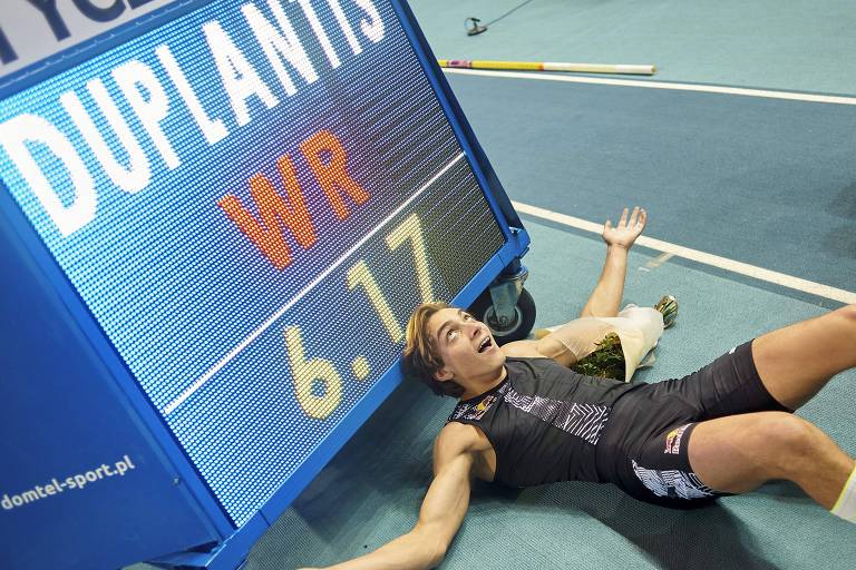 Mondo Duplantis em êxtase após bater o recorde mundial pela primeira vez; uma semana depois, ele superaria a própria marca, chegando a 6,18 m