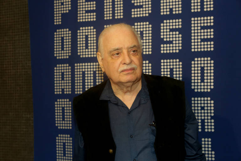 O poeta Augusto de Campos  na abertura da exposição ''O Pulsar'', na galeria de Luciana Brito, em São Paulo (SP), em 2017