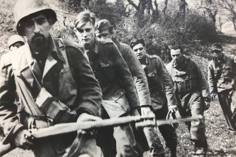 Soldados do Regimento Sampaio escoltando prisioneiros alemães capturados em Monte Castello, em fevereiro de 1945