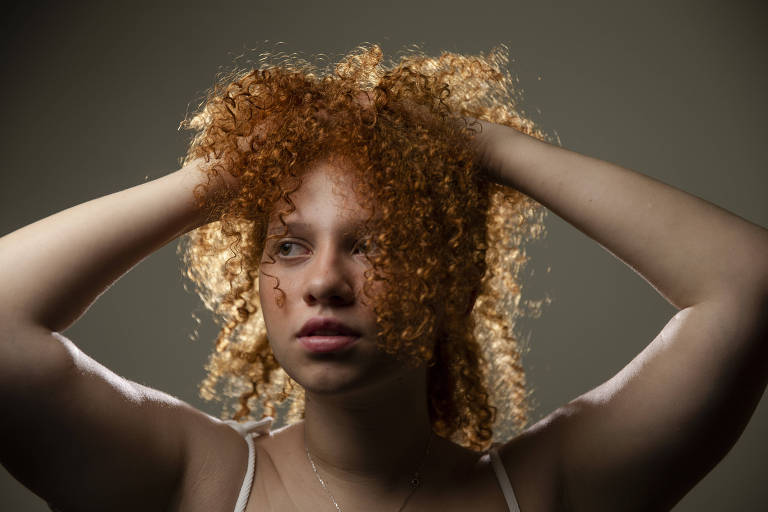 Retrato da estudante Nicolle Araújo. Hoje ela tem cabelo cacheado, mas quando jovem alisava recorrentemente o fio por pressão estética. 