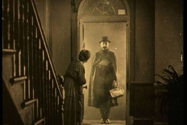 Cena do filme "O Pensionista", de Alfred Hitchcock de 1927