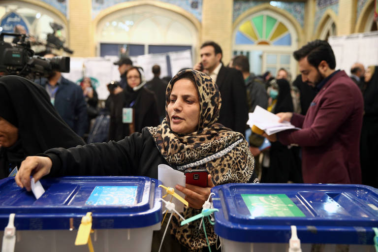 Mulher deposita seu voto nas eleições parlamentares em Teerã 
