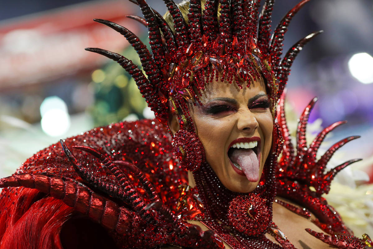 F5 Celebridades Carnaval Noite tem Viviane Araújo 'endiabrada