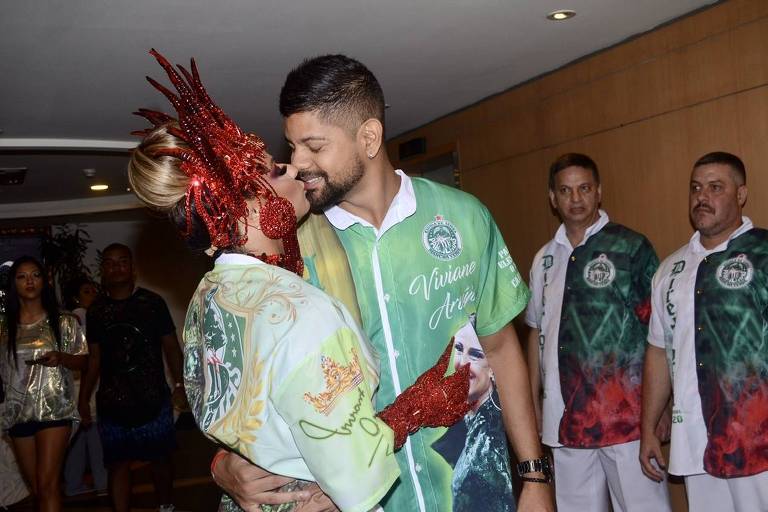 Viviane Araujo beija namorado Guilherme Militão antes de desfilar no Sambódromo