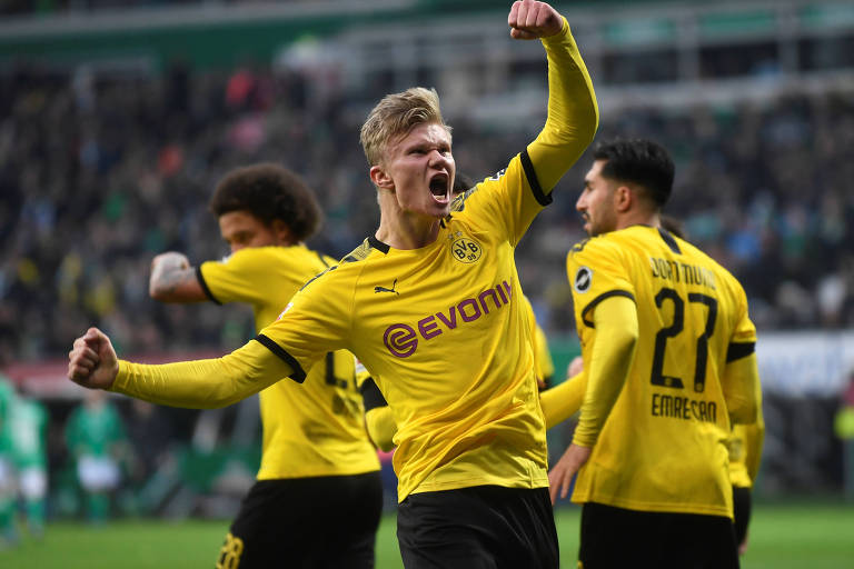 Haaland comemora seu gol durante a vitória do Borussia Dortmund sobre o Werder Bremen por 2 a 0 neste sábado (22)
