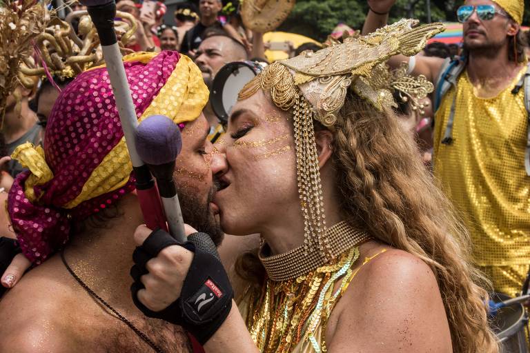 Primeiro dia do Carnaval de rua em Minas Gerais