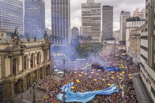 Carnaval Sao Paulo.  Publico acompanha passagem do Bloco Tarado Ni  na praca Ramos de Azevedo  ao lado do Teatro Municipal  no centro de Sao Paulo
