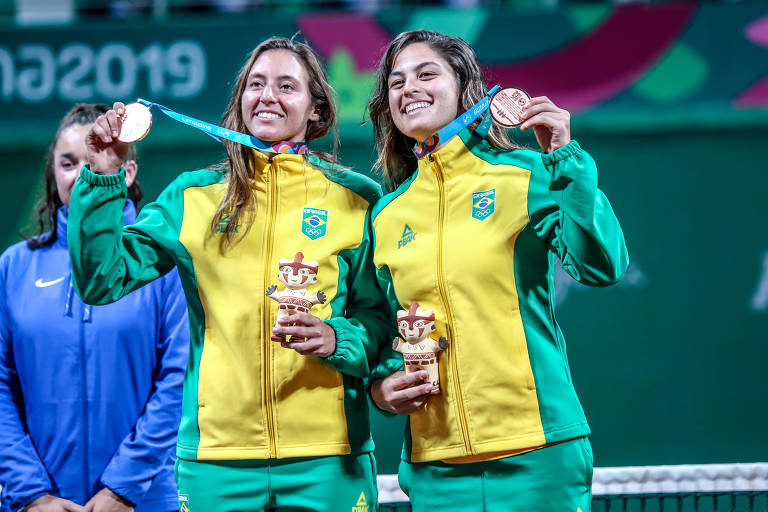 Luisa Stefani sofre lesão e abandona semi do US Open em cadeira de rodas