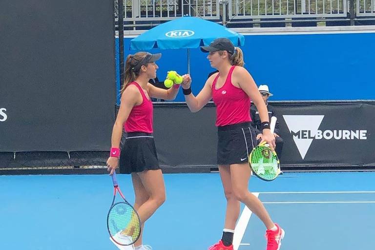 Luisa Stefani sofre lesão e abandona semi do US Open em cadeira de rodas