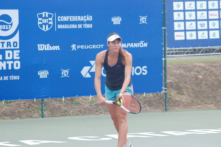 Luisa Stefani sofre lesão e abandona semi do US Open em cadeira de rodas