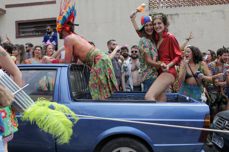 Para sobreviver, bailes de Carnaval se aliam a blocos de rua - 23/02/2020 -  Cotidiano - Folha