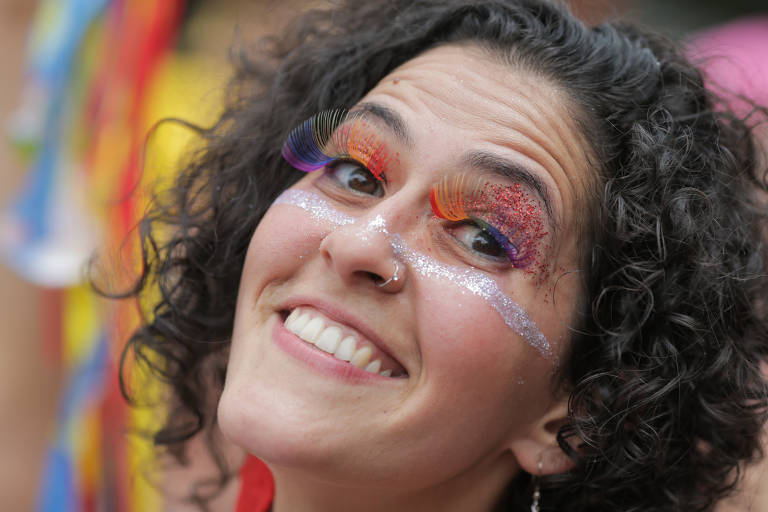 Para sobreviver, bailes de Carnaval se aliam a blocos de rua - 23/02/2020 -  Cotidiano - Folha