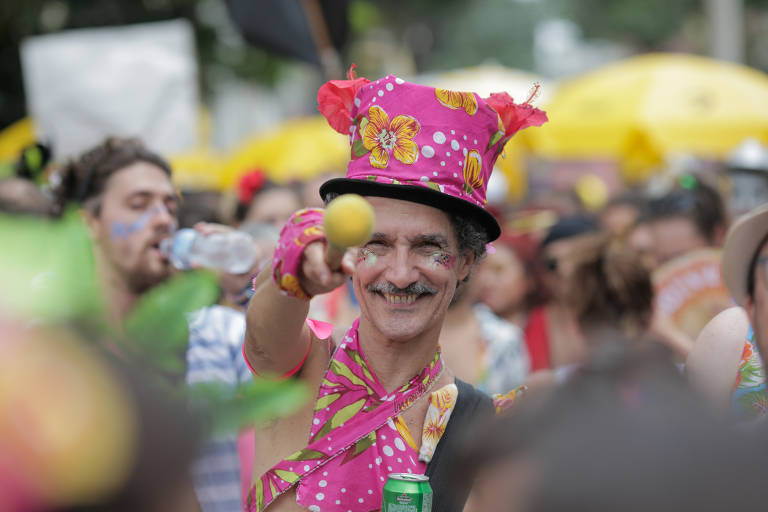 Para sobreviver, bailes de Carnaval se aliam a blocos de rua - 23/02/2020 -  Cotidiano - Folha