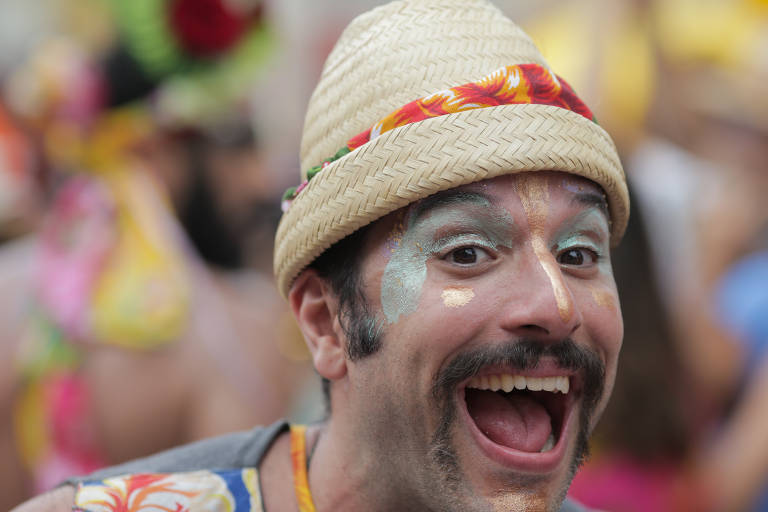 Para sobreviver, bailes de Carnaval se aliam a blocos de rua - 23/02/2020 -  Cotidiano - Folha