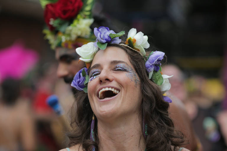 Para sobreviver, bailes de Carnaval se aliam a blocos de rua - 23/02/2020 -  Cotidiano - Folha