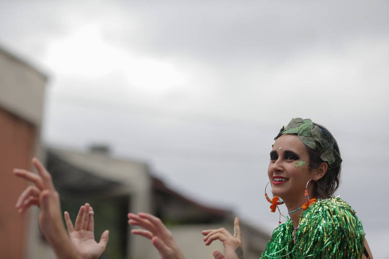 Para sobreviver, bailes de Carnaval se aliam a blocos de rua - 23/02/2020 -  Cotidiano - Folha