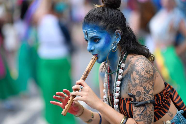 A foto mostra integrante do bloco Pena de Pavão de Krishna no desfile de 2020 em Belo Horizonte.