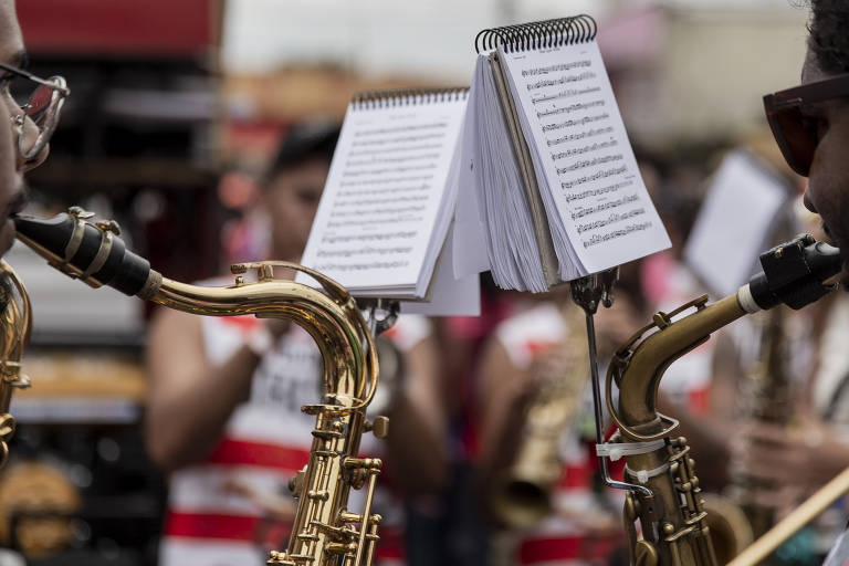 Para sobreviver, bailes de Carnaval se aliam a blocos de rua - 23/02/2020 -  Cotidiano - Folha