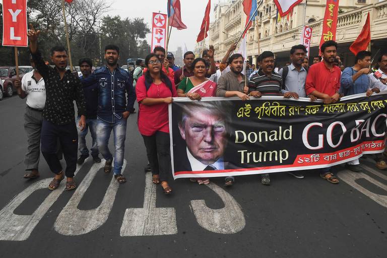 Ativistas protestam contra a visita de Trump em Kolkata