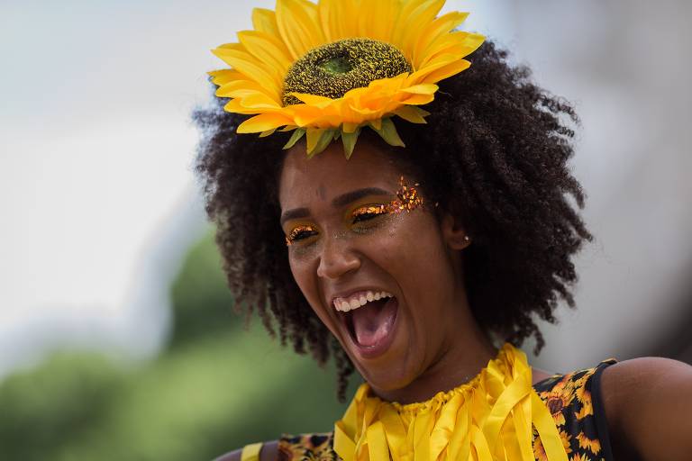 Foliões durante o bloco de carnaval Vem Cá Minha Flor, no centro do Rio de Janeiro