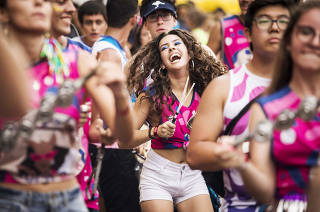 Carnaval em Sao Paulo .Blocos de rua. Estudante Ellen Nunes,18,Integrante do grupo Bateria S.A. (da USP) anima folioes na saida do bloco Vou de Taxi no Ibirapuera