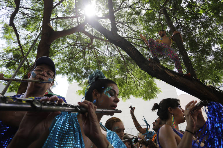 Para sobreviver, bailes de Carnaval se aliam a blocos de rua - 23/02/2020 -  Cotidiano - Folha