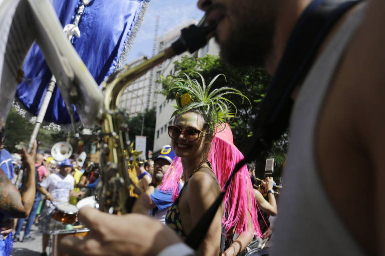 Para sobreviver, bailes de Carnaval se aliam a blocos de rua - 23/02/2020 -  Cotidiano - Folha