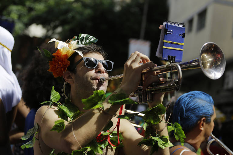 Para sobreviver, bailes de Carnaval se aliam a blocos de rua - 23/02/2020 -  Cotidiano - Folha