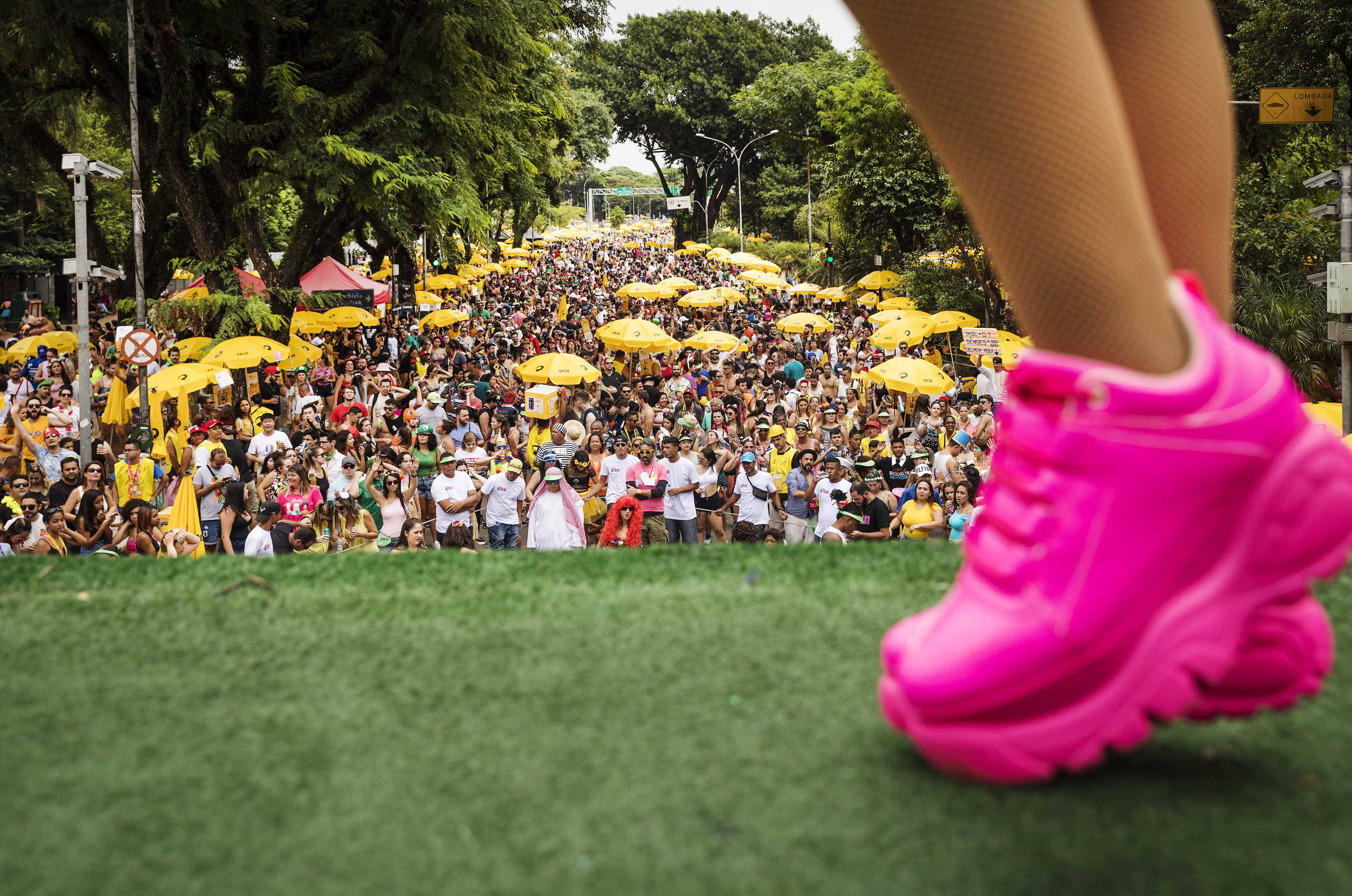 Para sobreviver, bailes de Carnaval se aliam a blocos de rua - 23/02/2020 -  Cotidiano - Folha