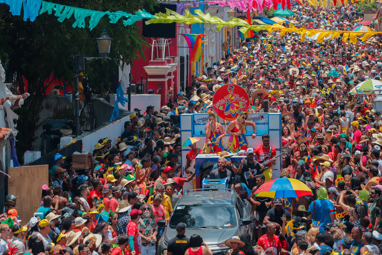 Foliões invadem as ruas de Olinda na segunda-feira do carnaval de 2020
