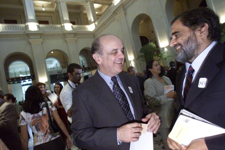 O então ministro da Saúde José Serra conversa com Celso Pinto no saguão da Sala São Paulo antes da cerimônia em comemoração aos 80 anos da Folha, em 2001