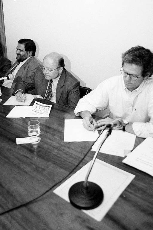 Debate 'Os Desafios do Plano Real 3 Anos Depois", no auditório da Folha, em 1997. Da esq. para dir.: Gesner Oliveira, Celso Pinto [mediador], Mailson da Nóbrega e Aloizio Mercadante 