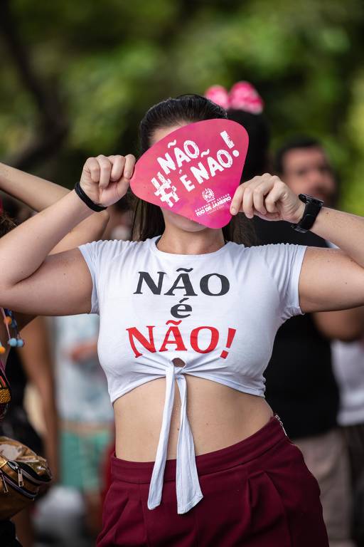  Com mistura de musica brasileira e Beatles, o tradicional bloco "Sargento Pimenta"  leva multidão ao aterro do Flamengo
