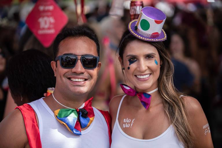  Com mistura de musica brasileira e Beatles, o tradicional bloco "Sargento Pimenta"  leva multidão ao aterro do Flamengo