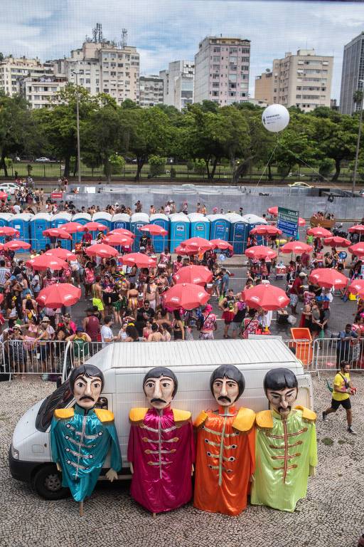  Com mistura de musica brasileira e Beatles, o tradicional bloco "Sargento Pimenta"  leva multidão ao aterro do Flamengo